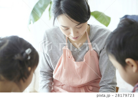 ベビーシッターと子供 ベビーシッターと子供 28179723
