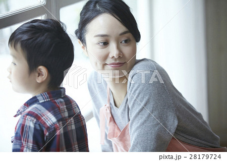 ベビーシッターと子供 28179724
