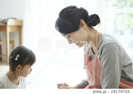 ベビーシッターと子供 ベビーシッターと子供 28179726