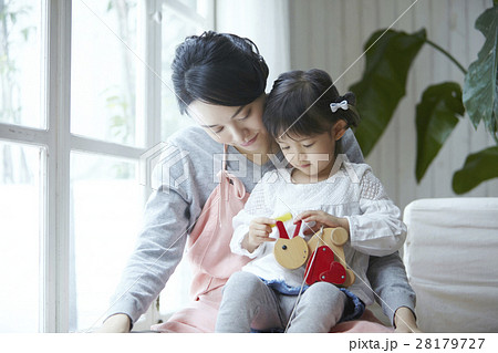 ベビーシッターと子供 ベビーシッターと子供 28179727