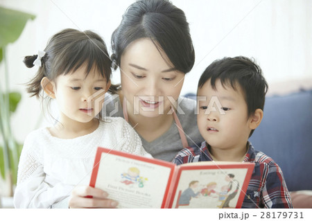 ベビーシッター　読み聞かせ 28179731