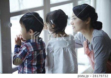ベビーシッターと子供 28179732