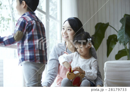 ベビーシッターと子供 28179733