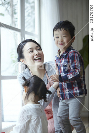 ベビーシッターと子供 28179734