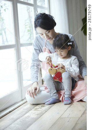 ベビーシッターと子供 ベビーシッターと子供 28179749