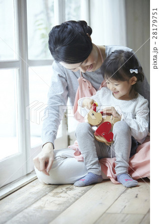 ベビーシッターと子供 ベビーシッターと子供 28179751