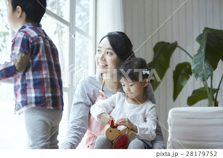 ベビーシッターと子供 ベビーシッターと子供 28179752