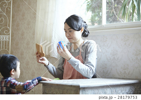 ベビーシッターと子供 28179753