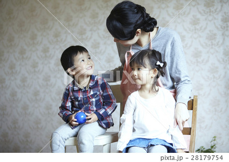 ベビーシッターと子供 28179754