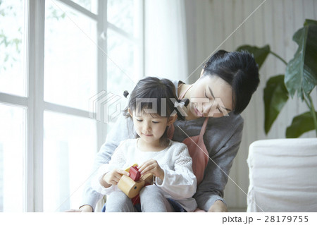 ベビーシッターと子供 28179755