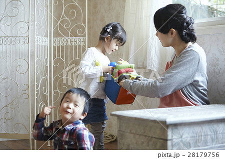 ベビーシッターと子供 28179756