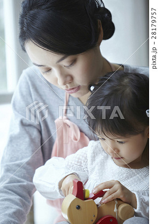 ベビーシッターと子供 ベビーシッターと子供 28179757