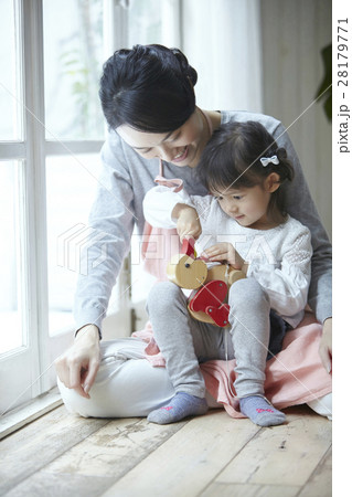 ベビーシッターと子供 ベビーシッターと子供 28179771