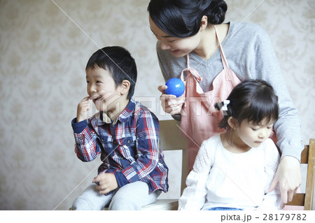 ベビーシッターと子供 ベビーシッターと子供 28179782