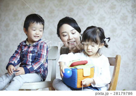 ベビーシッターと子供 28179786