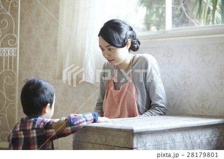 ベビーシッターと子供 ベビーシッターと子供 28179801