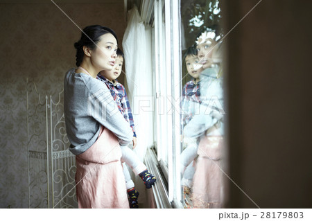 ベビーシッターと子供 28179803