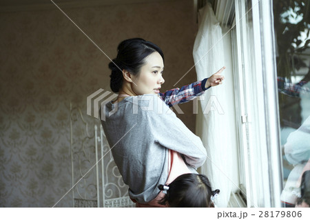 ベビーシッターと子供 28179806