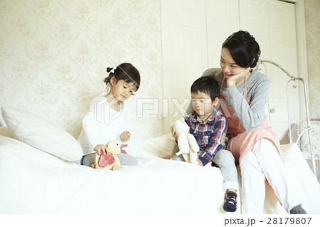 ベビーシッターと子供 28179807