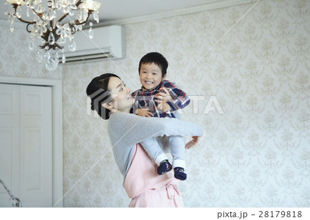 ベビーシッターと子供 28179818