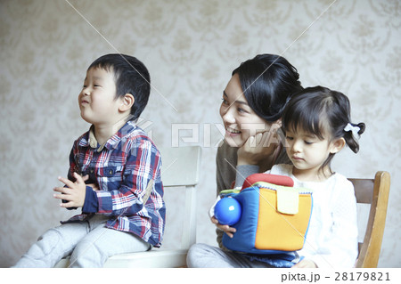 ベビーシッターと子供 28179821