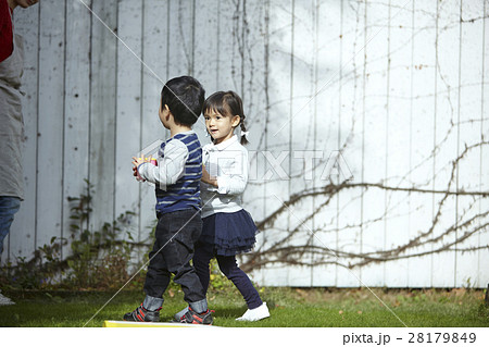子供　庭遊び 28179849