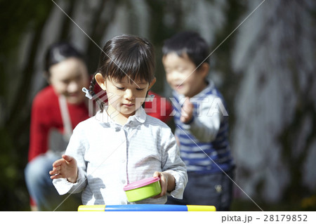 ベビーシッター　庭遊び 28179852