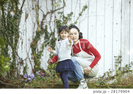 ベビーシッター 庭遊び ベビーシッター 庭遊び 28179904