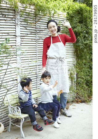 ベビーシッター 庭遊び ベビーシッター 庭遊び 28179905