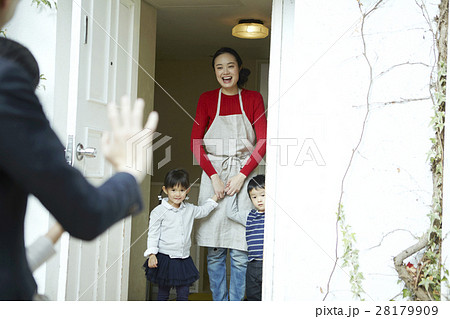 ベビーシッターと子供と両親 28179909