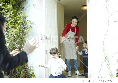 ベビーシッターと子供と両親 ベビーシッターと子供と両親 28179921