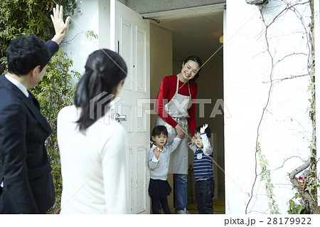 ベビーシッターと子供と両親 ベビーシッターと子供と両親 28179922