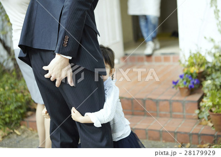 ベビーシッターと子供と両親 28179929