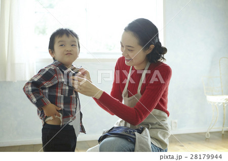 ベビーシッターと子供 ベビーシッターと子供 28179944