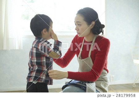 ベビーシッターと子供 28179958