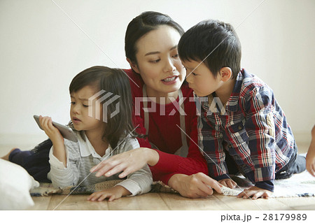 ベビーシッターと子供 ベビーシッターと子供 28179989