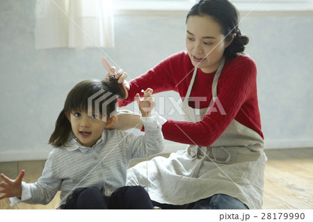 ベビーシッターと子供 ベビーシッターと子供 28179990