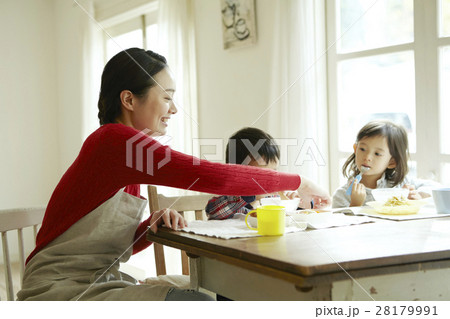 ベビーシッター 食事 ベビーシッター 食事 28179991