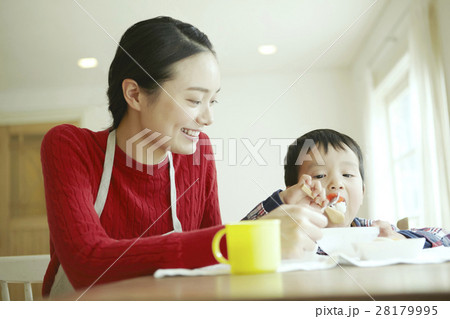 ベビーシッター　食事 28179995