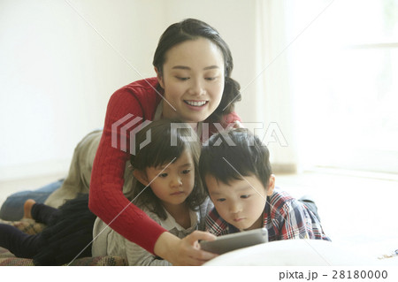 ベビーシッターと子供 ベビーシッターと子供 28180000