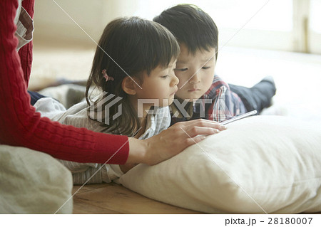 ベビーシッターと子供 28180007