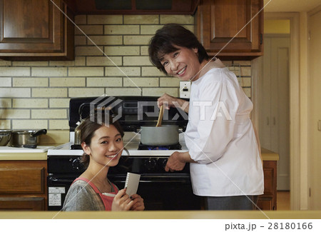 嫁に料理を教える姑 嫁に料理を教える姑 28180166