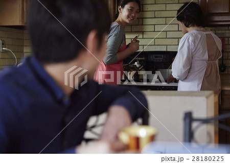 嫁に料理を教える姑 嫁に料理を教える姑 28180225