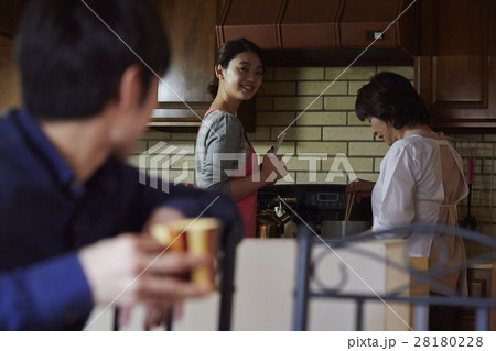 嫁に料理を教える姑 28180228