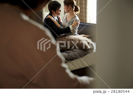 過干渉な親 過干渉な親 28180544