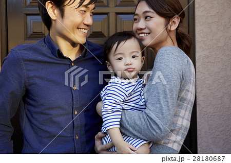 赤ちゃんと家族 28180687