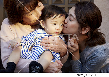 赤ちゃんと家族 28180688