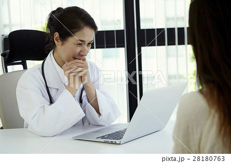 女医診察問診シーン 28180763