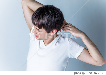 ストレッチをする男性 28182297