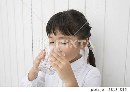 水を飲む子供 28184356